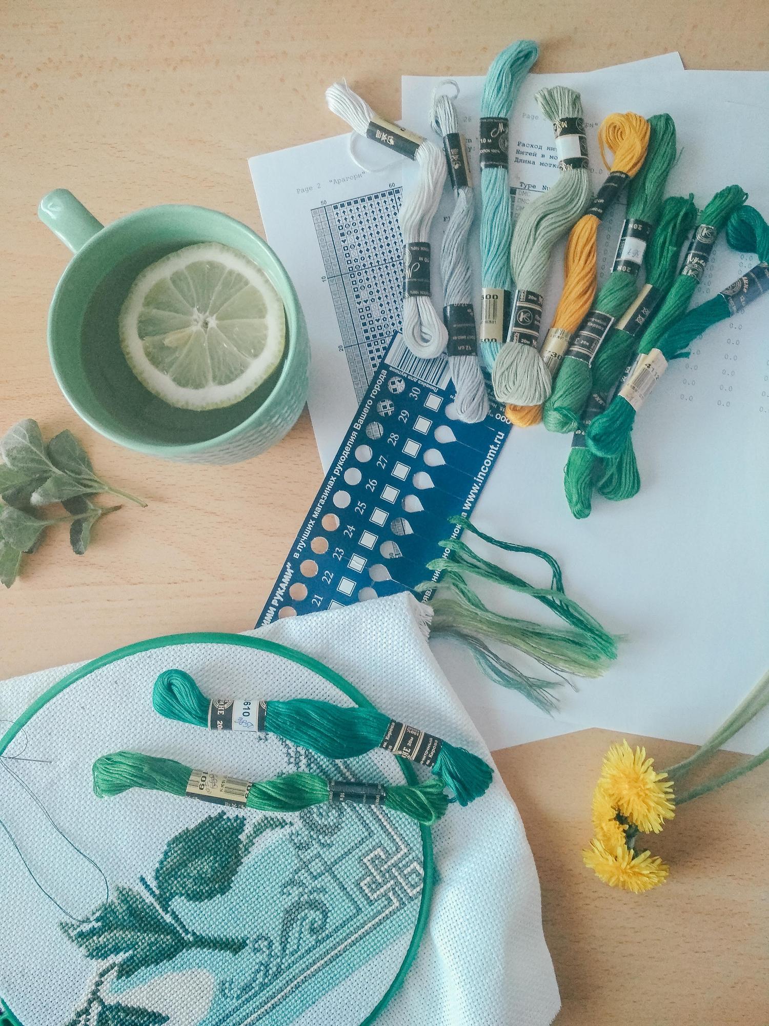Atelier-Arbeitsplatz mit Stickmaschine und Muster