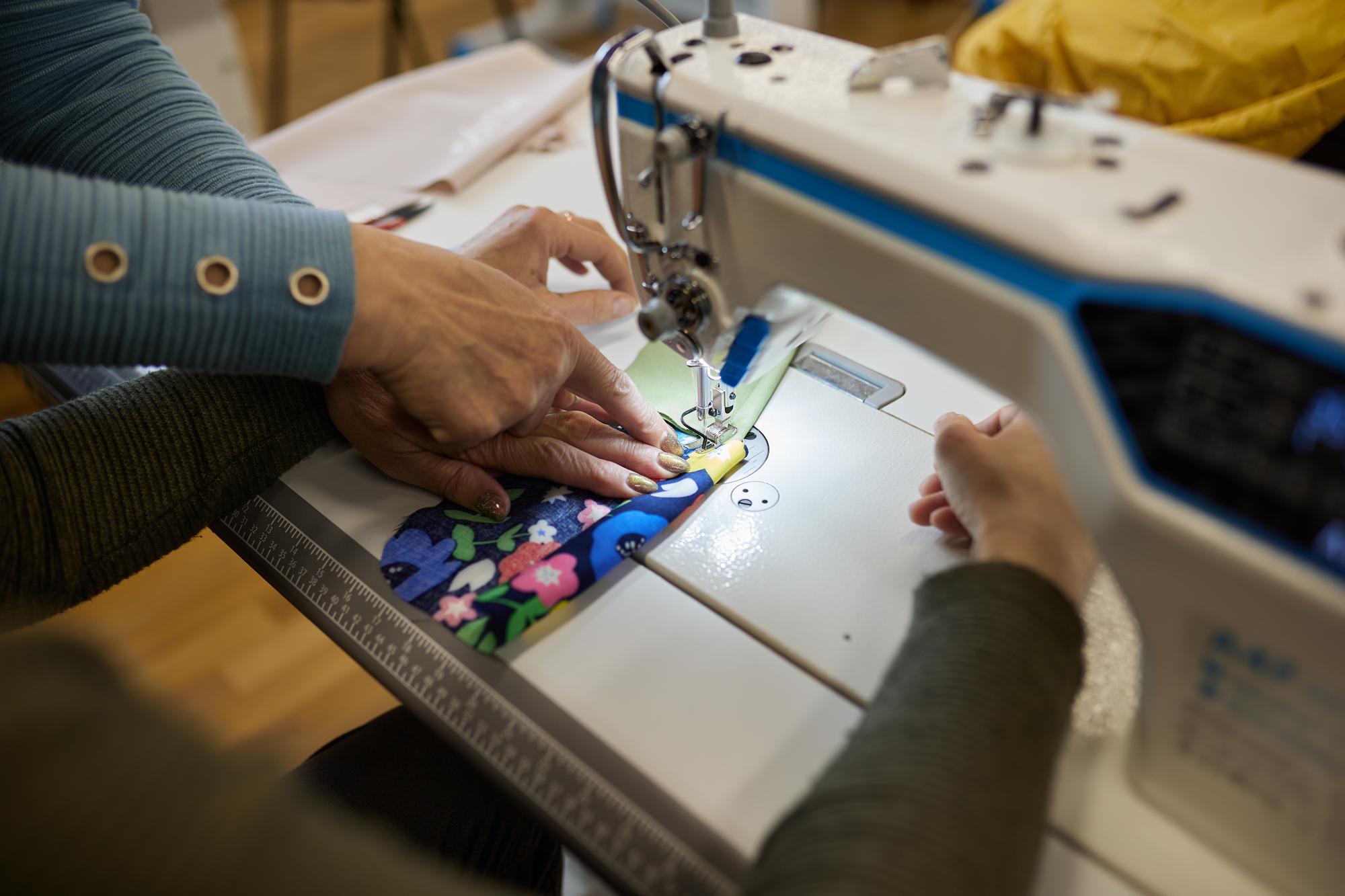 Atelier Motiv mit Stickmaschine und Team